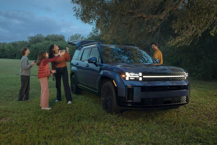 Large-59903-HyundaiInvitesHispanicConsumerstoSeetheWorldinaNewLightthroughtheAll-NewSantaFeMarketingCampaign Hyundai