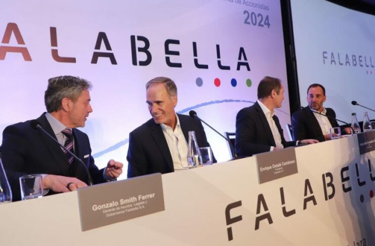 El gigante latinoamericano del retail, Falabella, se prepara para una reconfiguración clave en su gobierno corporativo con la salida de Enrique Ostalé de la presidencia del directorio