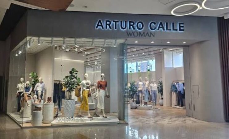 arturo calle woman