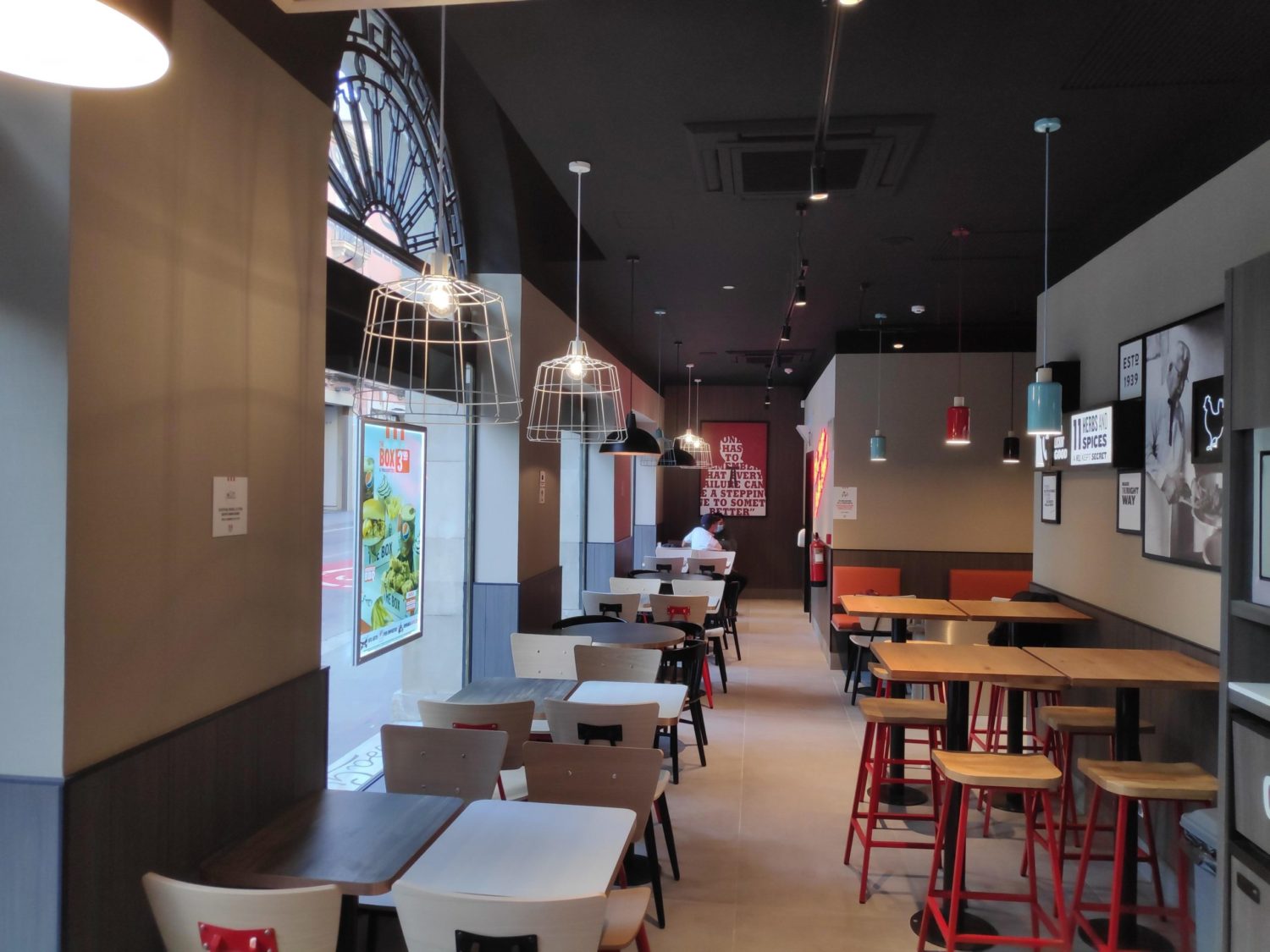 KFC abre dos nuevos restaurantes en Barcelona - Just Retail
