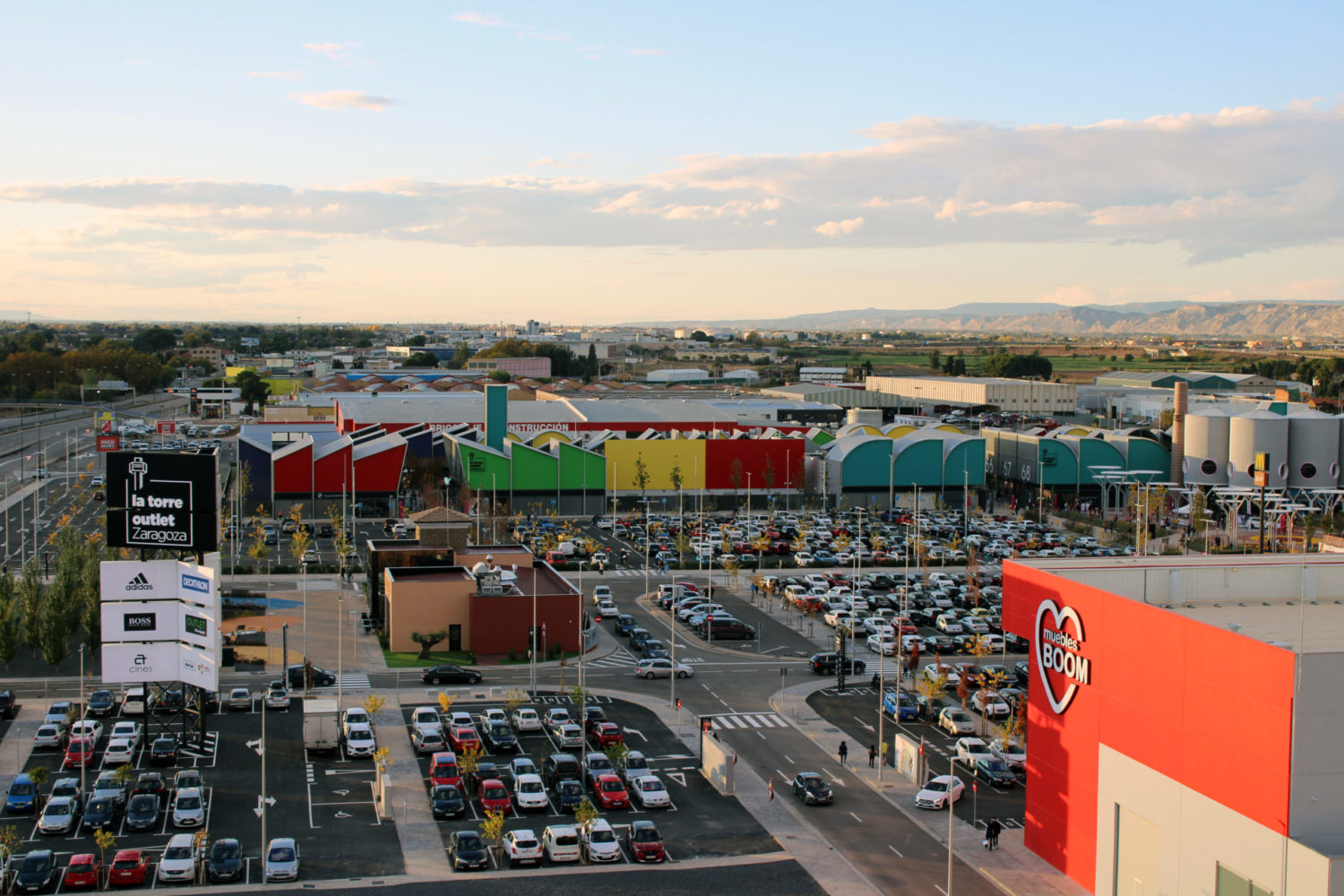 La Torre Outlet Zaragoza recibe a 17.000 visitantes en su apertura - Just Retail