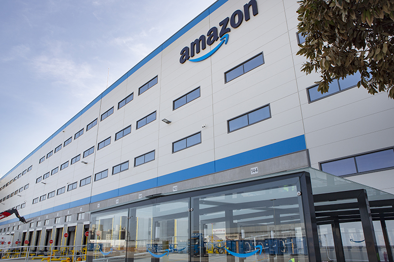 El primer proyecto solar de Amazon en Europa ya suministra energía renovable a España - Just Retail