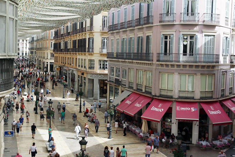 La calle Larios mejora sus afluencias sin llegar a niveles pre-COVID - Just Retail