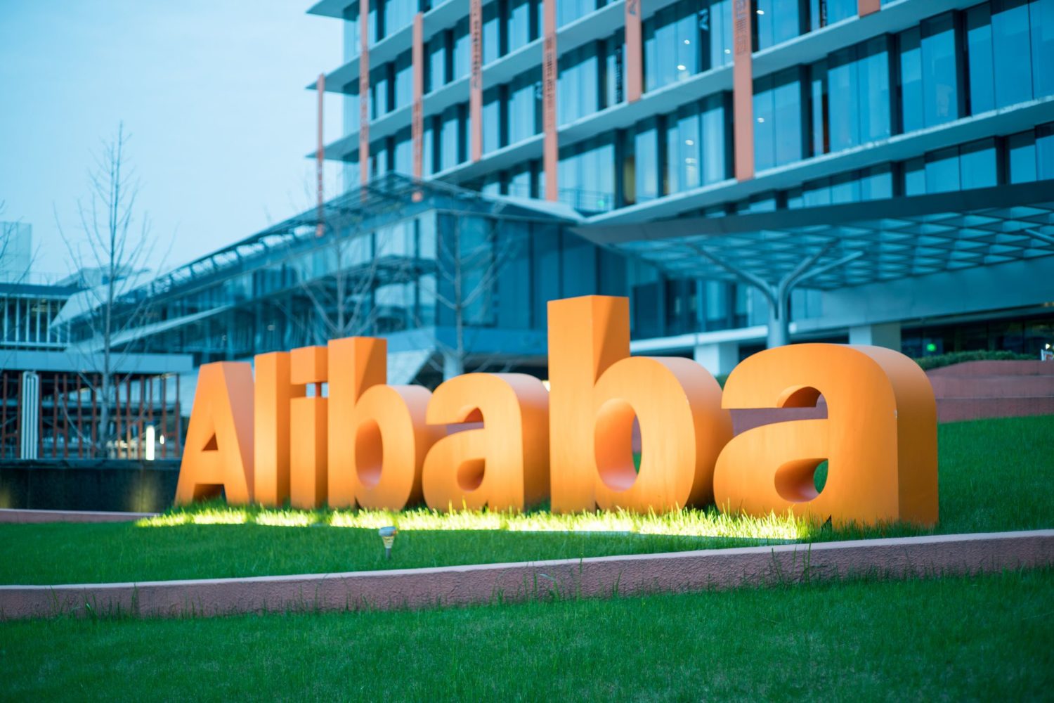 El bróker español Ninety Nine permite invertir en Alibaba - Just Retail