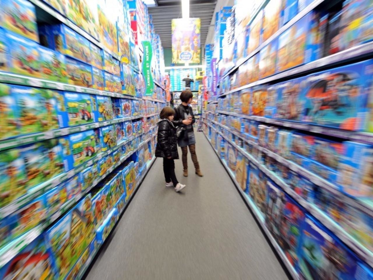 Francia prohíbe la venta de artículos no esenciales en hipermercados - Just Retail