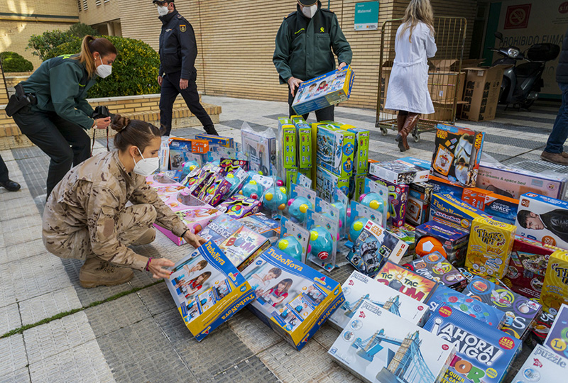 La Asociación Sonrisas entrega 6.000€ en juguetes donados por Puerto Venecia - Just Retail