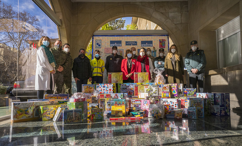 La Asociación Sonrisas entrega 6.000€ en juguetes donados por Puerto Venecia - Just Retail