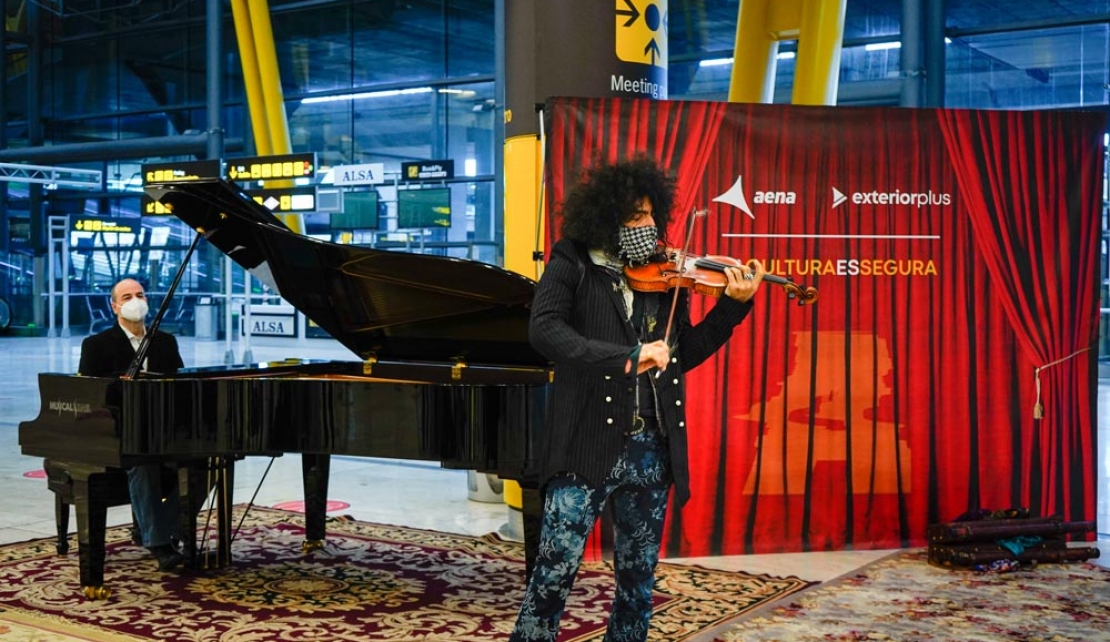 Ara Malikian felicita el Año Nuevo en el aeropuerto - Just Retail