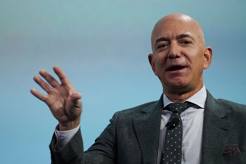 Amazon ha anunciado este martes que Jeff Bezos, segundo hombre más rico del planeta, abandonará próximamente el puesto de CEO de la compañía.