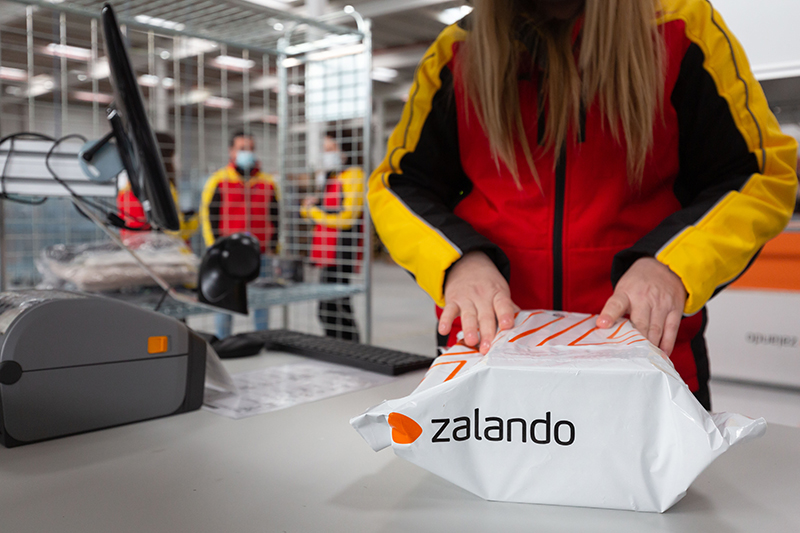 Centro logístico DHL Zalando paquete noticias retail