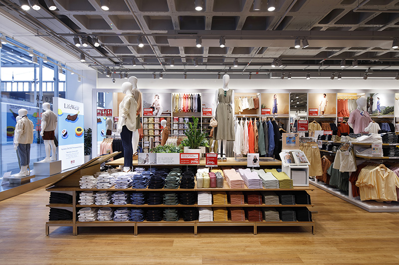 Uniqlo La Maquinista Barcelona apertura noticias retail