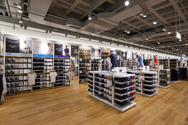 Uniqlo La Maquinista Barcelona apertura noticias retail