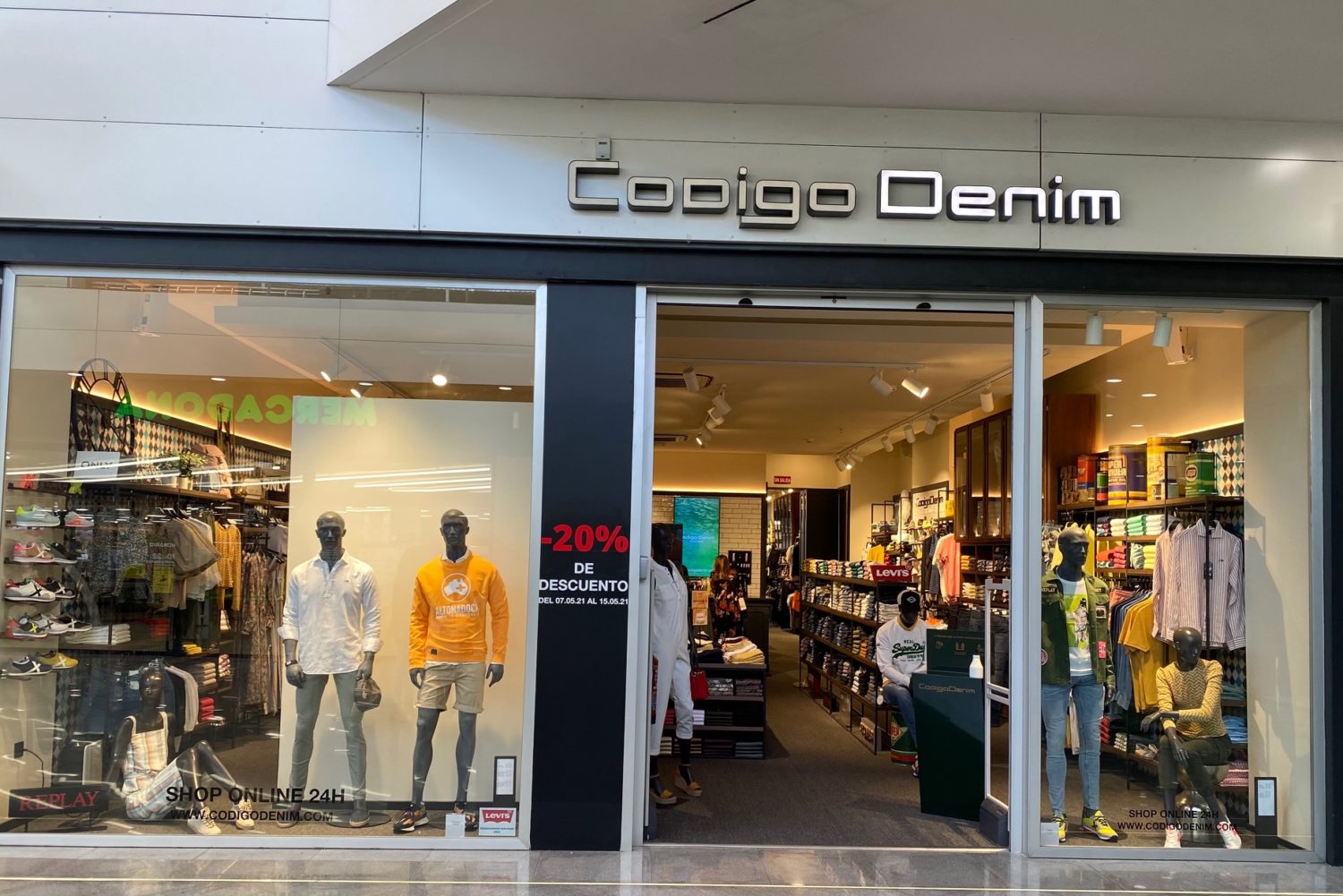 Serrallo Plaza amplía su oferta con la apertura de Código Denim - Noticias  y Actualidad Retail