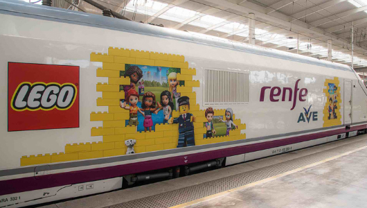 Lego Renfe experiencia customizada tren noticias retail