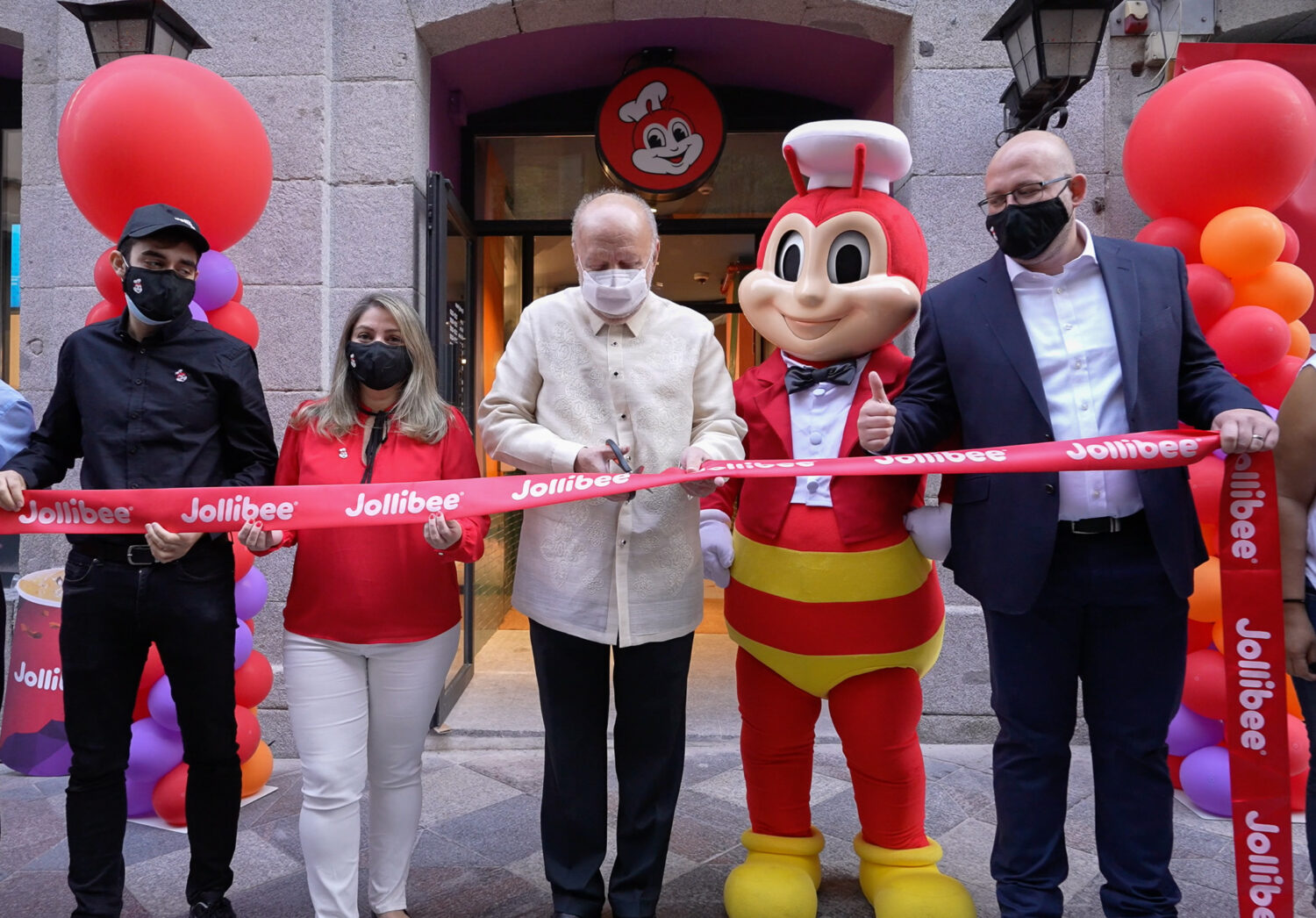 Inauguración con (de izda. a dcha.) Clara Breda, Spain General Manager - Embajador de Filipinas en España Philippe J. Lhuillier - Mascota de Jollibee - Adam Parkinson, Business Head de Jollibee Europa