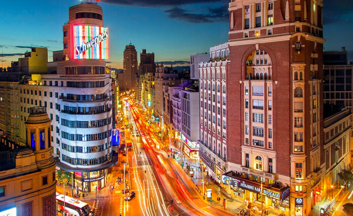 Gran Via Madrid concurrida Gran Via Madrid concurrida