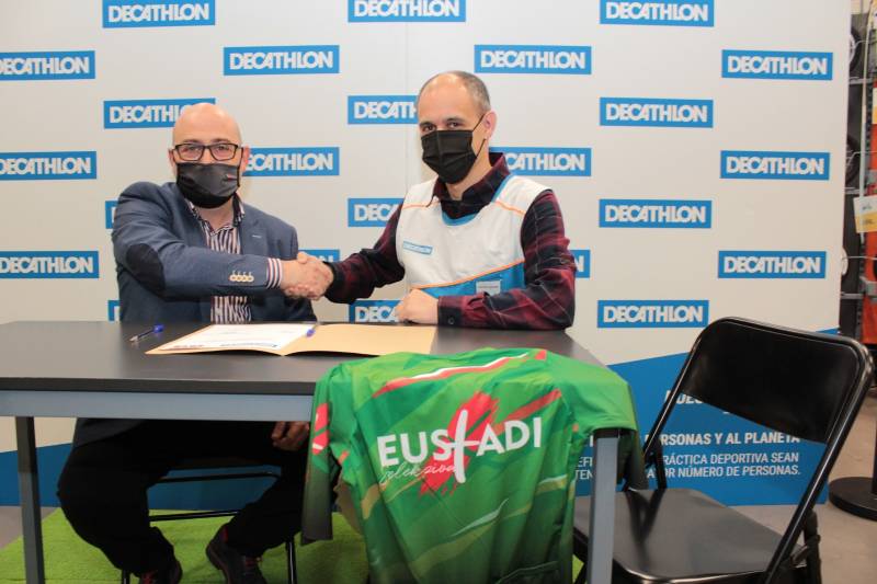 Firma acuerdo Federación Vasca de Ciclismo y Decathlon en Euskadi
