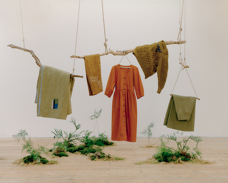 La marca británica Toast lanza una colección de prendas y tejidos reparados Toast Renewed