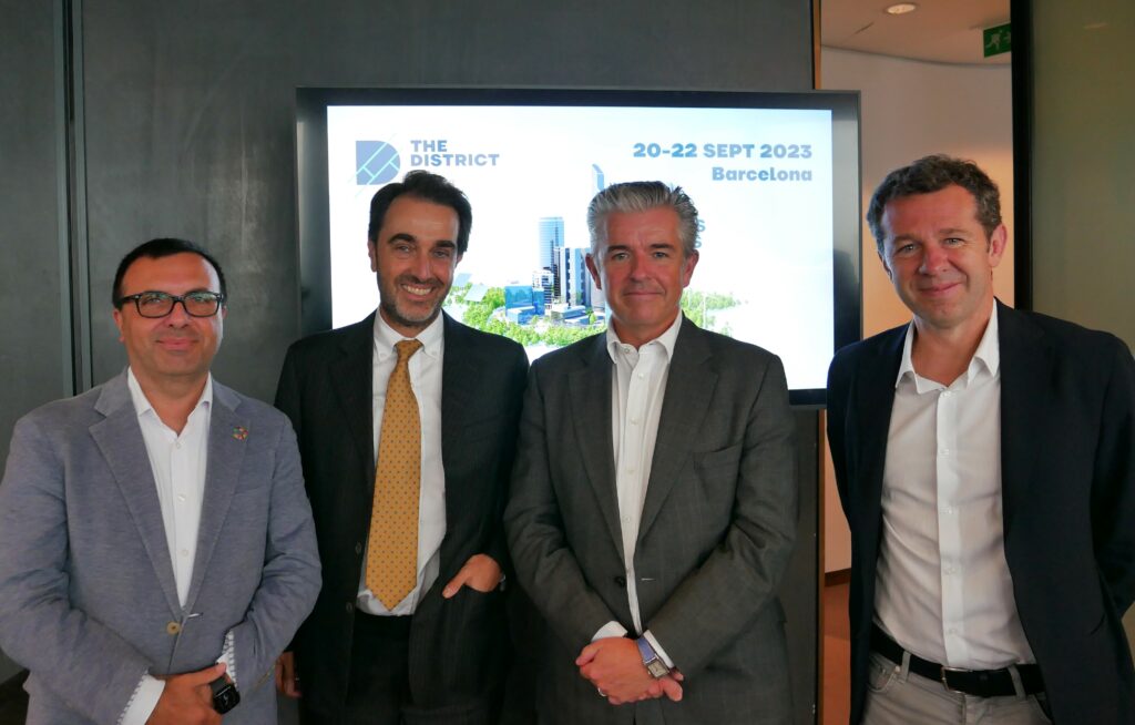 Massimo Saletti, de JP Morgan, y Jonathan Hull, de CBRE, junto con los directivos de The District