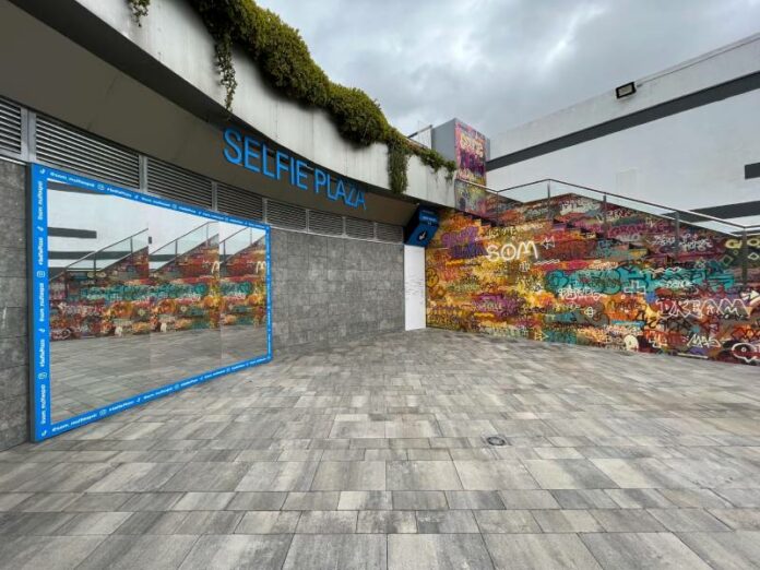 SOM Selfie Plaza