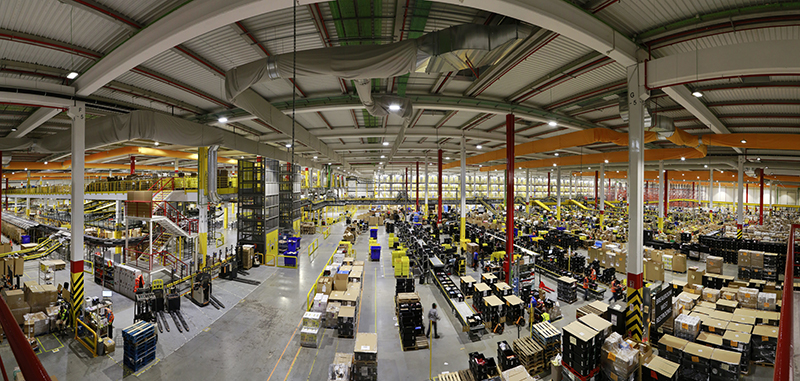 Vista interior de un centro logistico de Amazon