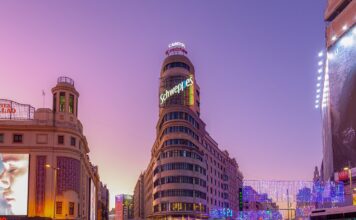 El tráfico exterior aumenta un 5,6 % y las entradas en tienda un 6,1 % en Navidad