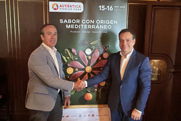 Auténtica y FIAB firman un acuerdo de colaboración para la edición 2025. Mauricio García de Quevedo, FIAB (izquierda) y Manuel Bueno, Auténtica