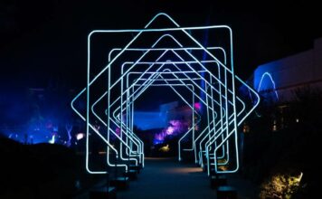 “Mediterraneum convierte Plaza Mayor en un océano de luz y conciencia medioambiental”