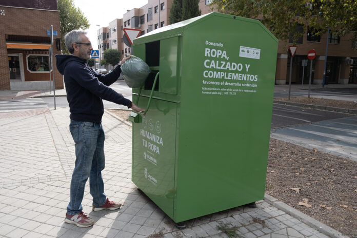 Humana_Donante en contenedor de ropa usada