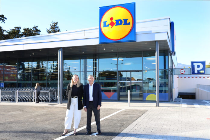 Sophie Chatel, directora regional de Lidl en Andalucía, y Javier García, teniente de alcalde de San Pedro Alcántara, en la nueva tienda