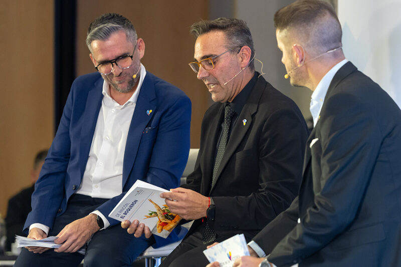 Antonio José Martín, concejal de Turismo, presentando el VIII Recetario del Boquerón Victoriano