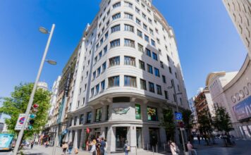 Wingstop acelera su expansión en Madrid con dos nuevos locales en Gran Vía y Fuencarral