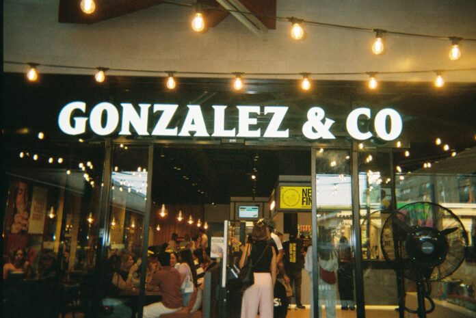 González & Co I Finestrelles Shooping Centre