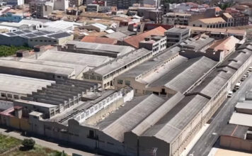 El futuro parque comercial de Canals (Valencia) inicia su transformación con la demolición de la antigua fábrica Ferry’s