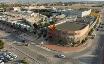 Parque Almenara refuerza su oferta comercial con la nueva tienda de Kiwoko y la ampliación de Lefties
