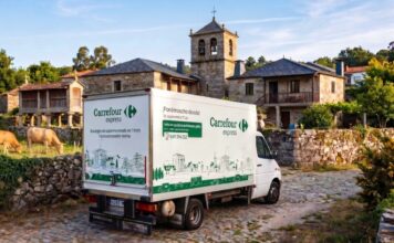 Carrefour estrena en Galicia un supermercado móvil para abastecer a poblaciones rurales