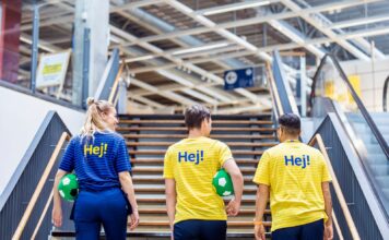 Los empleados de las oficinas centrales de IKEA se ponen el uniforme este verano para trabajar en tienda IKEA