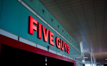 Five Guys abre en el aeropuerto de Barcelona su primer restaurante en la UE Five Guys - Aeropuerto Bcn1